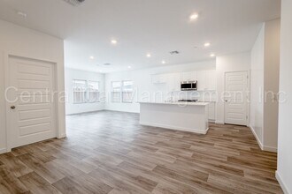 8233 Healy Pass Ave in Bakersfield, CA - Building Photo - Building Photo