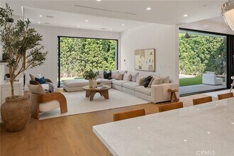 13627 Chandler Blvd in Los Angeles, CA - Building Photo - Building Photo