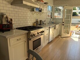 607 S Beachwood Dr in Burbank, CA - Building Photo
