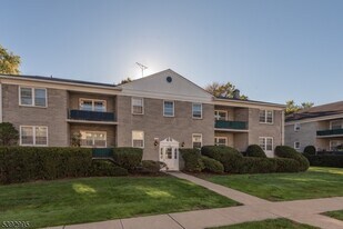 135 S Maple Ave in Ridgewood, NJ - Building Photo