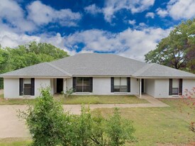 303 N Eastern St in Keene, TX - Building Photo