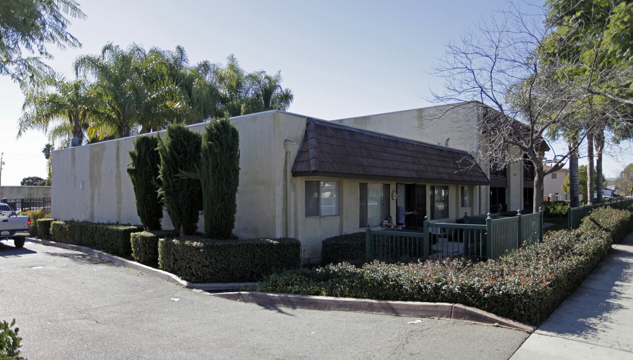 1125 W Stoneridge Ct in Ontario, CA - Foto de edificio
