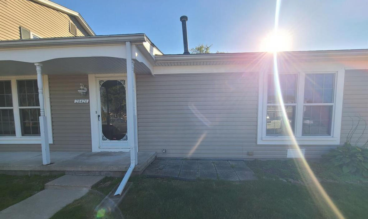 28426 Longmeadow Ln in Brownstown Township, MI - Building Photo