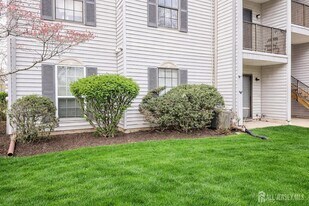 15 Fisher Dr in Franklin Township, NJ - Building Photo