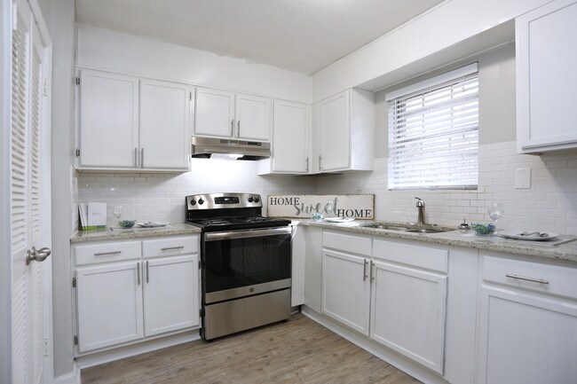 Crystal Grove Townhomes in Atlanta, GA - Building Photo - Interior Photo