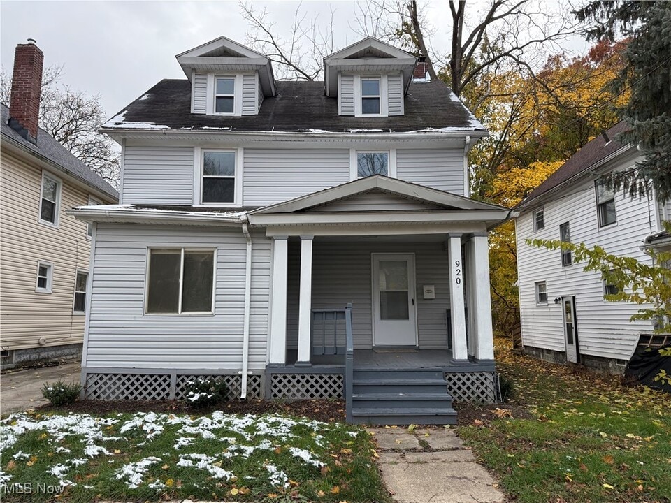 920 Bloomfield Ave in Akron, OH - Building Photo