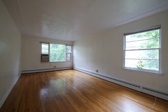 717 W S St in Kalamazoo, MI - Foto de edificio - Building Photo