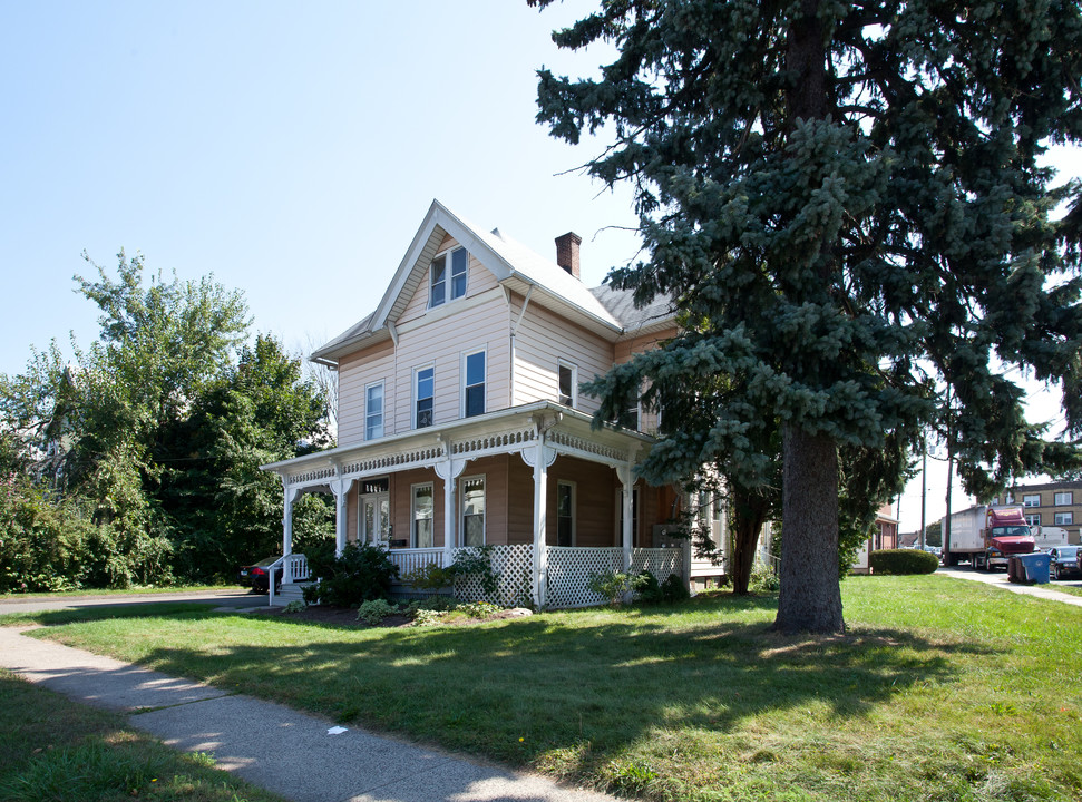 295 Chestnut St in New Britain, CT - Building Photo