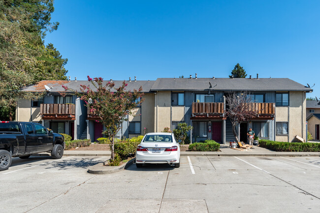 The Flint Court Apartments in Hayward, CA - Building Photo - Building Photo