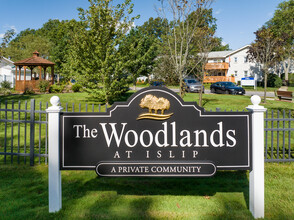 Woodlands Apartment Corporation in Islip, NY - Foto de edificio - Building Photo