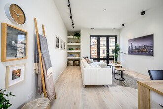 2135 W Cermak Rd in Chicago, IL - Building Photo - Building Photo
