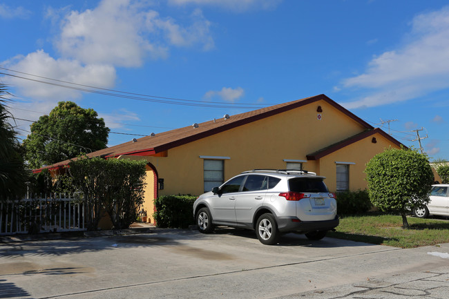 512-518 Malverne Rd in West Palm Beach, FL - Foto de edificio - Building Photo