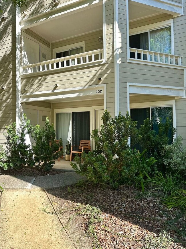 7638 Hollister Ave