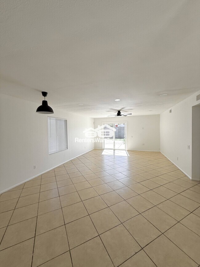 7039 S 41st St in Phoenix, AZ - Building Photo - Building Photo