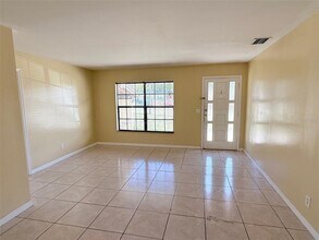 1219 Julian Ln Dr in Tampa, FL - Building Photo - Building Photo