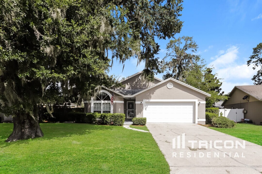 3910 Creek Woods Dr in Plant City, FL - Building Photo