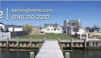 2 Pirates Cove in Massapequa, NY - Building Photo