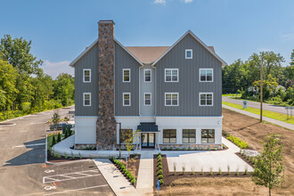 Emporium Plaza Apartments in Brookfield, CT - Foto de edificio - Building Photo