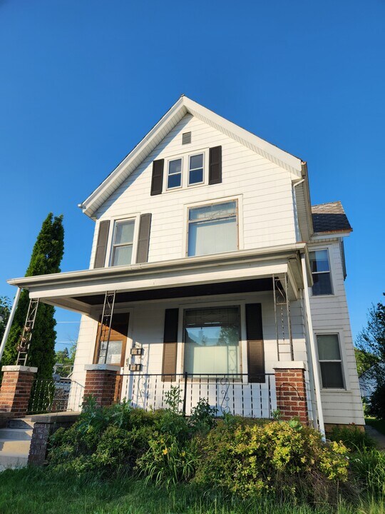 2548 Jackson St, Unit 1 in Dubuque, IA - Building Photo