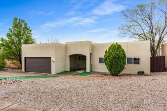 1221 Paisano St NE in Albuquerque, NM - Foto de edificio - Building Photo