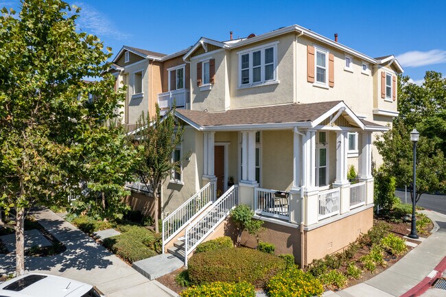 Cross Creek Townhomes in Hayward, CA - Foto de edificio - Building Photo