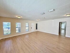 8904 N Hamner Ave in Tampa, FL - Building Photo - Building Photo