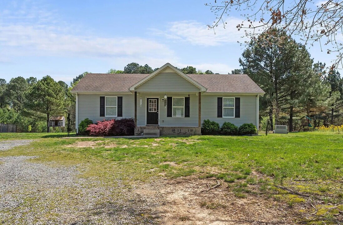 288 Blackey Bandy Rd in Bethpage, TN - Building Photo