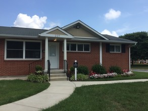 Chesapeake Village Apartments in Middle River, MD - Foto de edificio - Building Photo