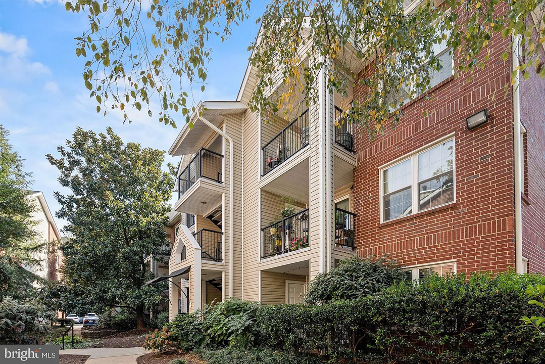 3310 Wyndham Cir, Unit Unit#1 in Alexandria, VA - Building Photo