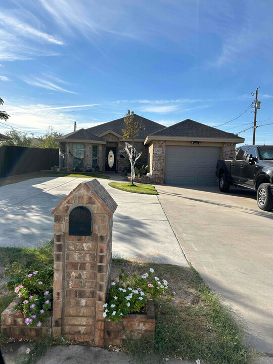 1200 Orchard Ln in Midland, TX - Building Photo