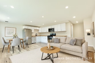 14615 Gilmore St in Los Angeles, CA - Building Photo - Building Photo