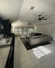 1219 Lynn Ln in Humble, TX - Foto de edificio - Building Photo
