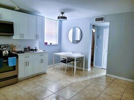 1801 S Treasure Dr in North Bay Village, FL - Building Photo