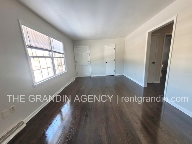 1109 Mountain View Rd in Vinton, VA - Building Photo - Building Photo