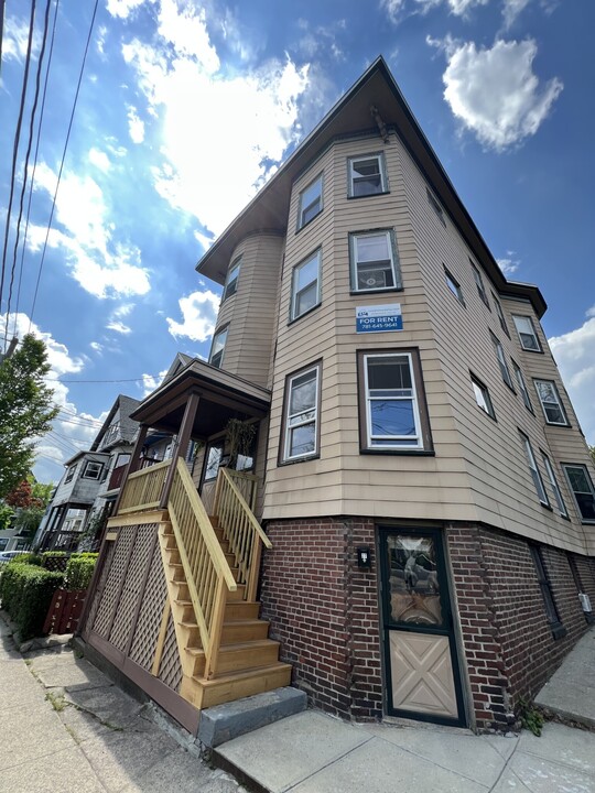 27 Cameron Ave, Unit 1B in Somerville, MA - Building Photo