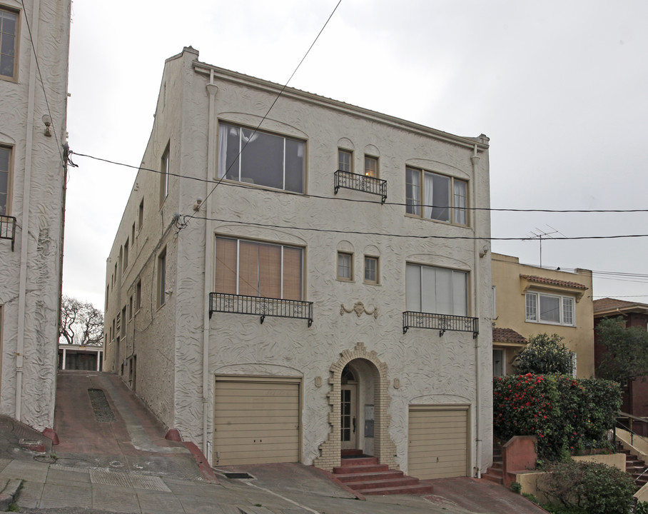 615 Brooklyn Ave in Oakland, CA - Building Photo