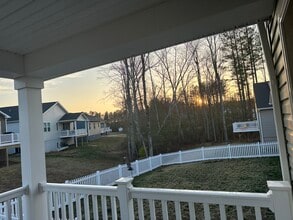 7120 Iron Gall Ln in Ruther Glen, VA - Foto de edificio - Building Photo