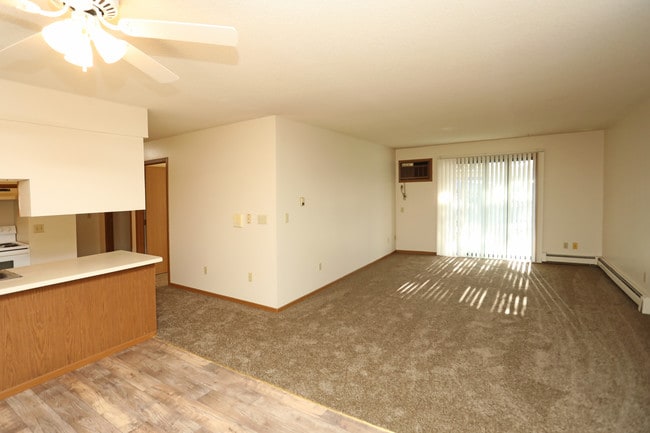 Pine Pointe Apartments in St. Cloud, MN - Building Photo - Interior Photo