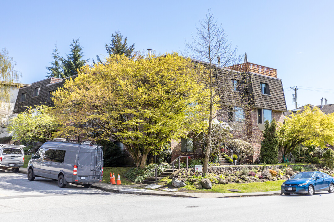 1960 Chesterfield Av in North Vancouver, BC - Building Photo