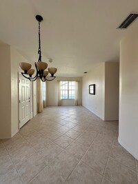 7537 Cameron Cir in Ft. Myers, FL - Foto de edificio - Building Photo