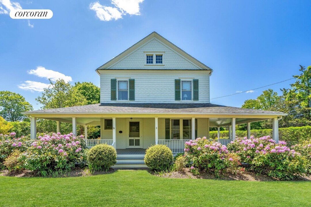 51 Quogue St in Quogue, NY - Building Photo