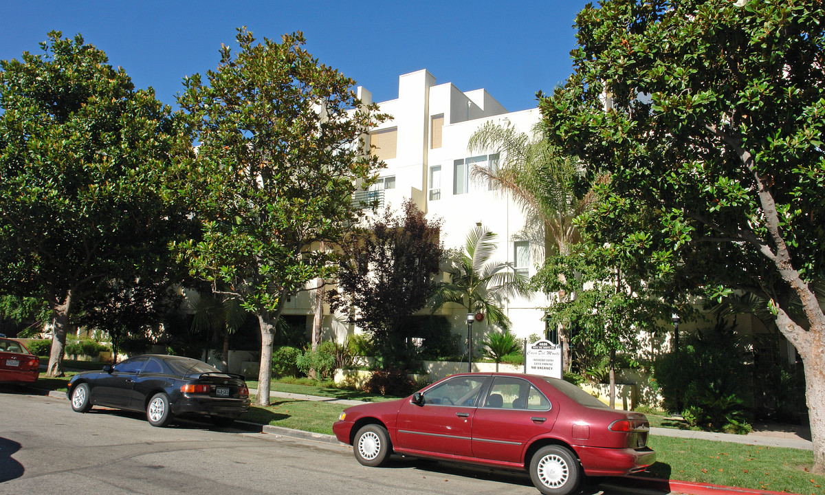 Casa Del Monte in Sherman Oaks, CA - Building Photo