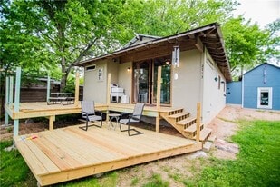 2713 Sweeney Ln in Austin, TX - Building Photo