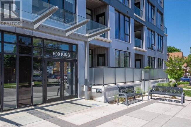 690 King St W in Kitchener, ON - Building Photo - Building Photo
