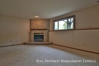 3 Bedroom 2 Bathroom Home with a Fireplace in Sioux Falls, SD - Building Photo - Building Photo