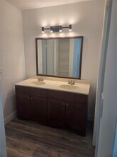 307 Lakeview Dr in Weston, FL - Building Photo - Building Photo