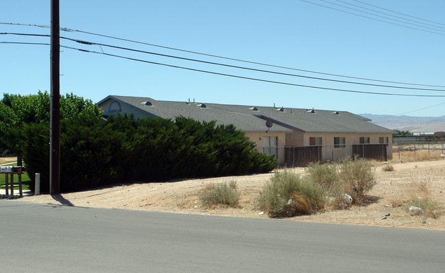 15593 Tonekai Rd in Apple Valley, CA - Building Photo - Building Photo