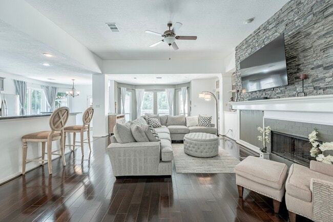 property at 2 Candlenut Pl