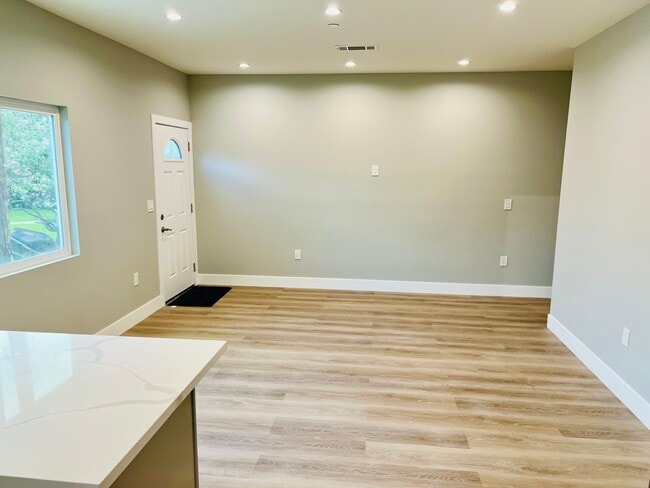 6227 Orion Ave in Van Nuys, CA - Foto de edificio - Building Photo