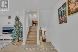 242 Milestone Crescent in Aurora, ON - Building Photo - Building Photo